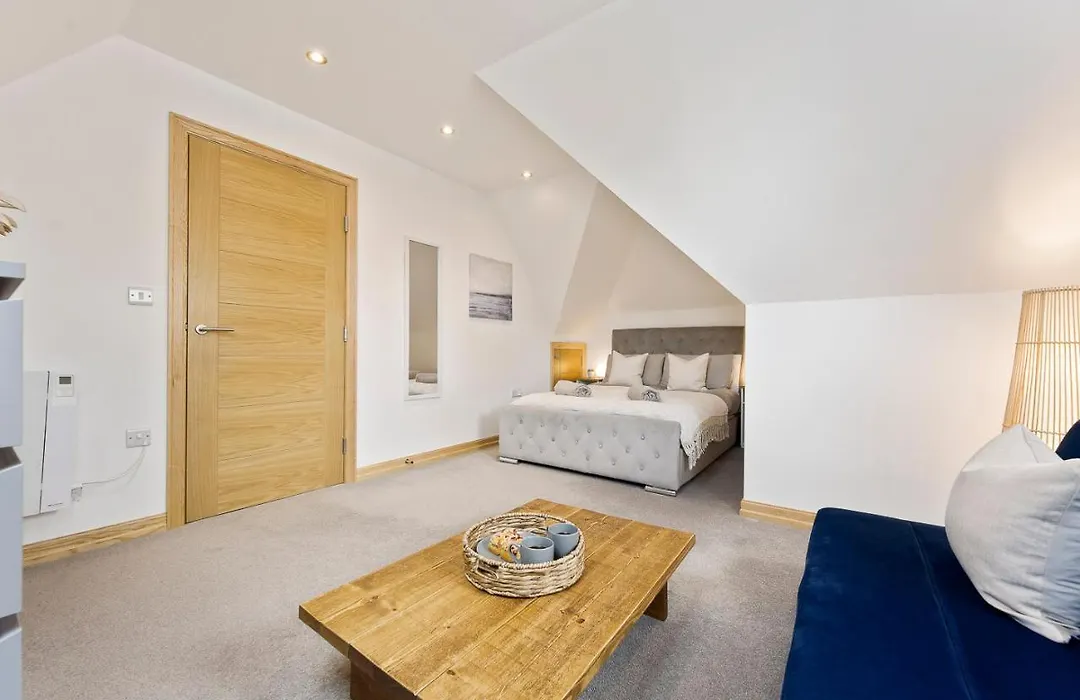 Coastal Charm Townhouse: Renovated 3-Bedroom with Parking-1