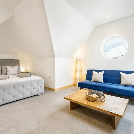 Coastal Charm Townhouse: Renovated 3-Bedroom with Parking-2