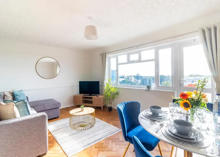 Stunning Sea View 2 Bedroom Sleeps 6- Free Parking
